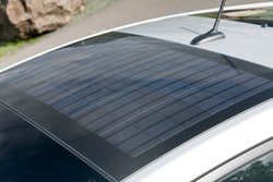 Одна из опций Toyota Prius — солнечные батареи на крыше. Энергия от них может быть использована кондиционером.