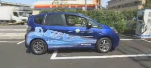 Elektromobil-Honda-zaryazhaetsya-samostoyatelno