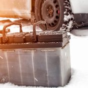 Akkumulyator-lezhit-v-snegu-zima-avtomobil